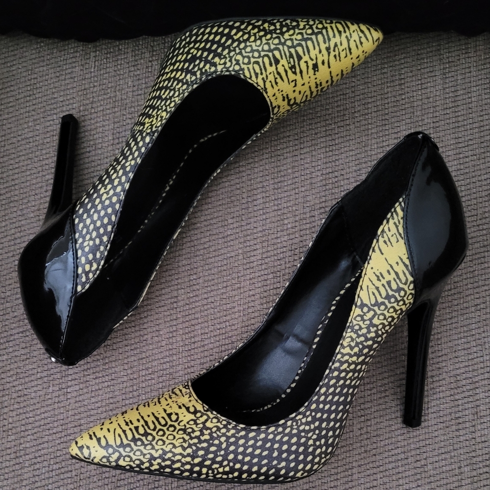 G BY GUESS BLACK YELLOW REPTILE PRINT POINTED PUMPS